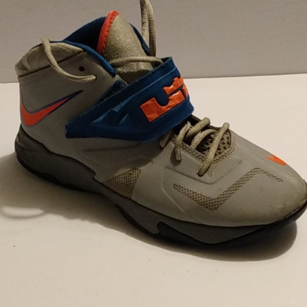 Nike lebron boys shoes